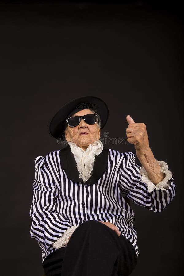 Παλαιό grandma σε ένα άσπρος-μαύρο ριγωτό σακάκι στοκ εικόνες με δικαίωμα ελεύθερης χρήσης